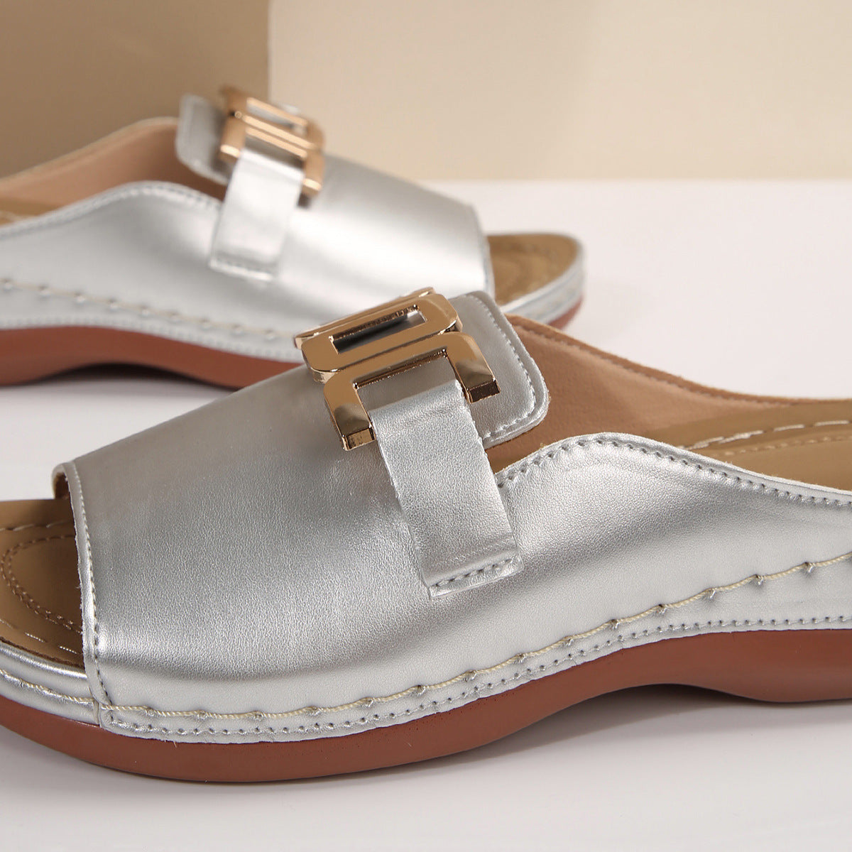 Damen Elegante Mules mit modischem Goldakzent und komfortablem Fußbett R&B