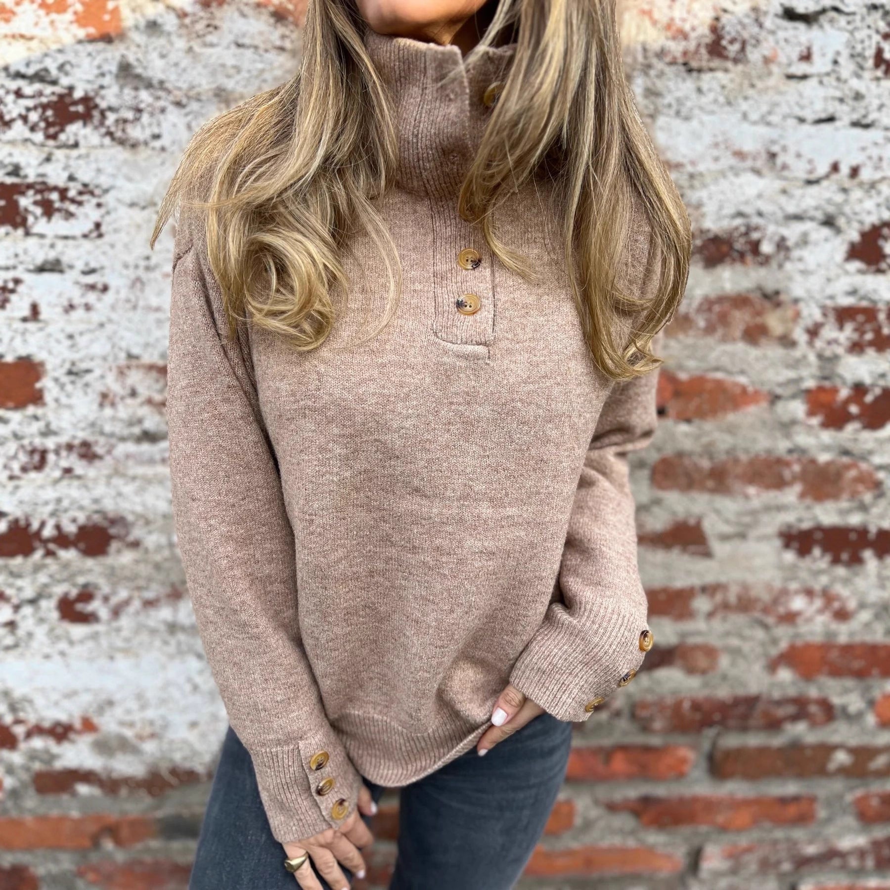 Damen modischer Strickpullover mit Knopfdetails und hohem Kragen R&B