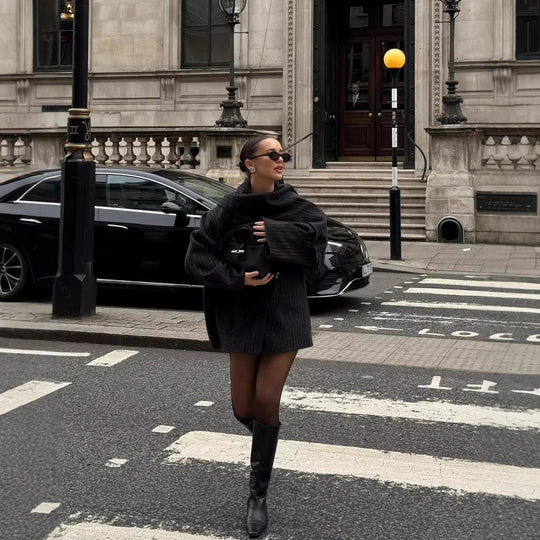 Damen modische Steppjacke mit asymmetrischem Kragen und einem eleganten Schal R&B