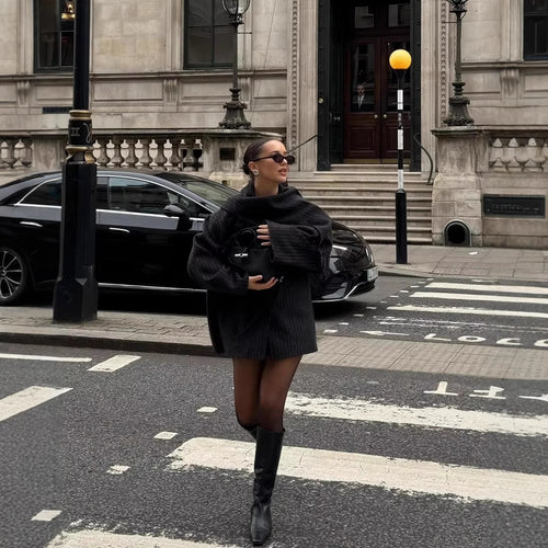 Damen modische Steppjacke mit asymmetrischem Kragen und einem eleganten Schal R&B