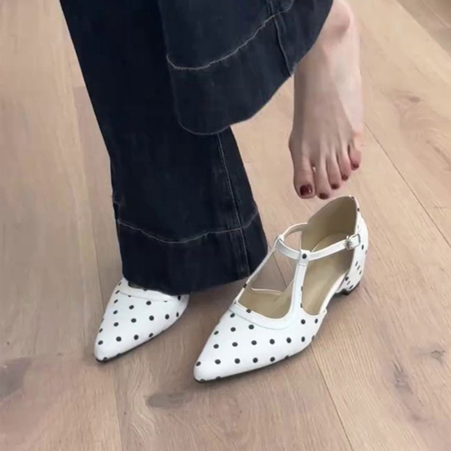Damen elegante Ballerinas mit modischem Riemchen und dekorativem Punktenmuster R&B