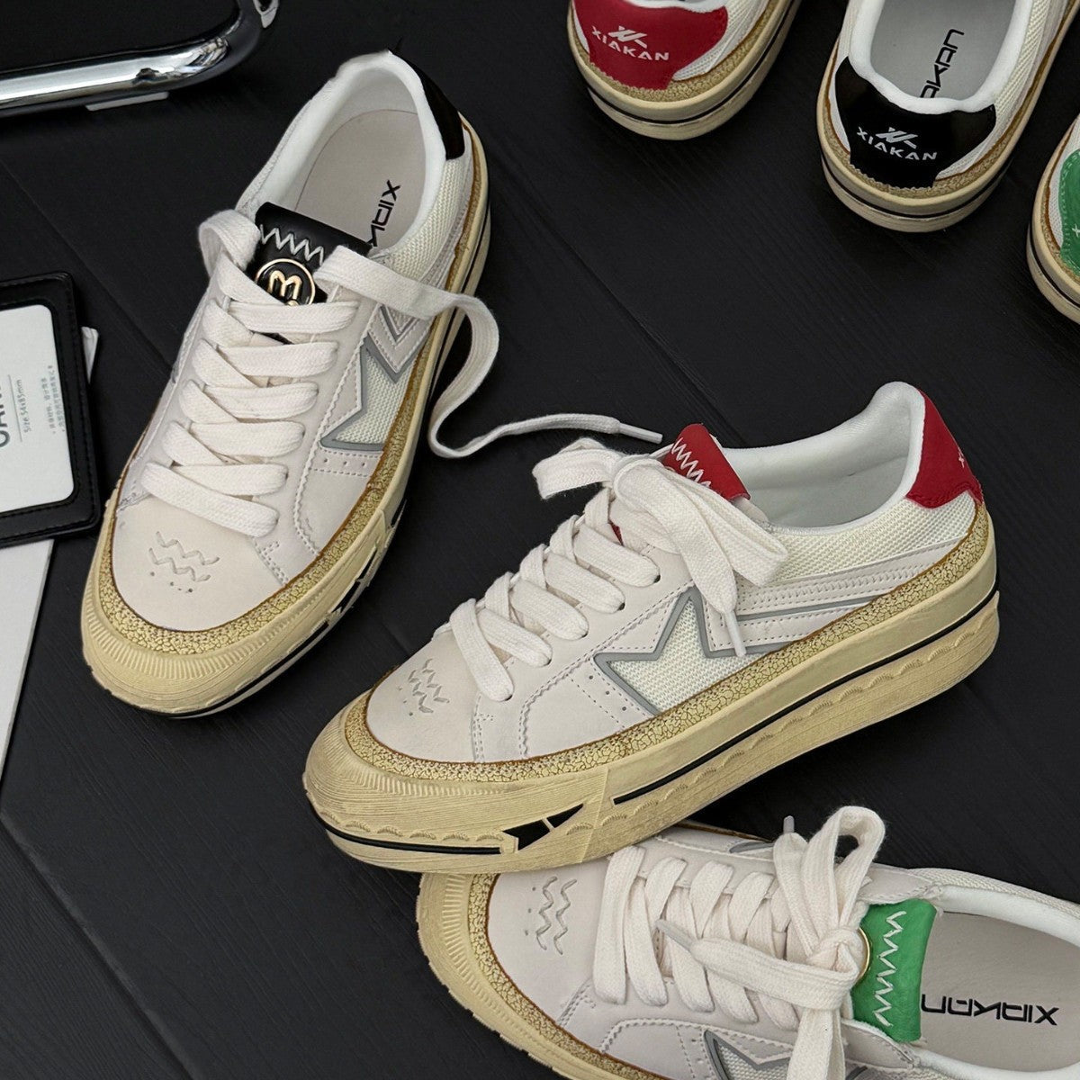 Damen modische Plattform Sneakers mit robustem Obermaterial und glänzendem Akzent R&B
