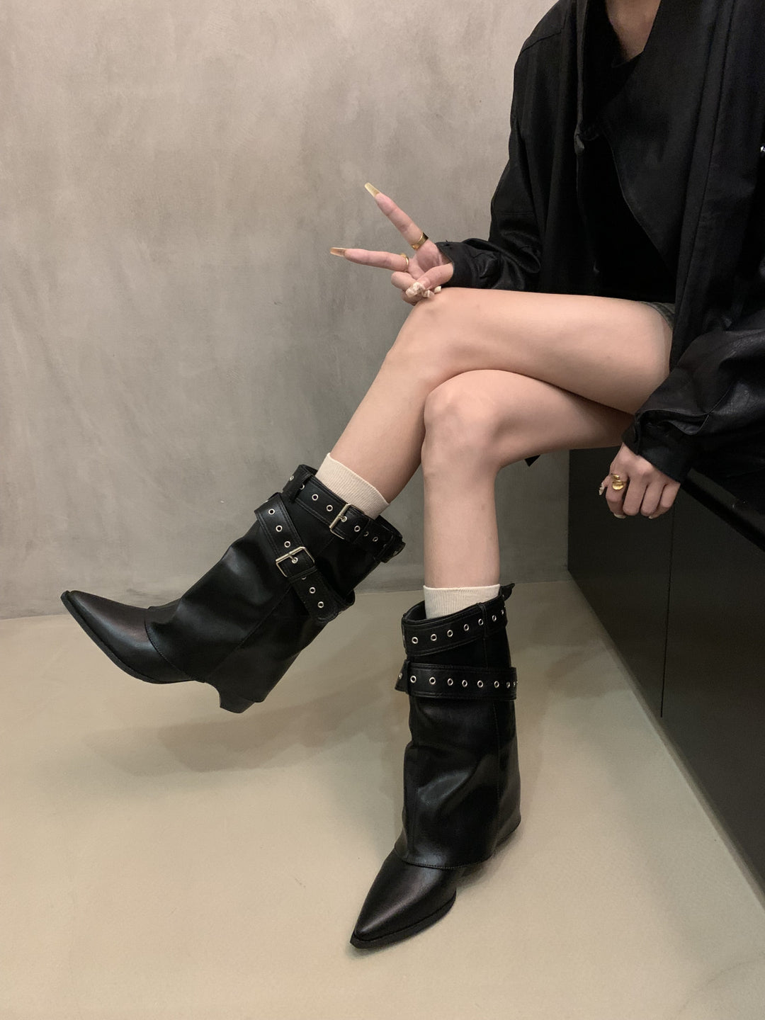 Damen Stiefel mit modischer Schnallenverzierung und schickem Cut-Out R&B
