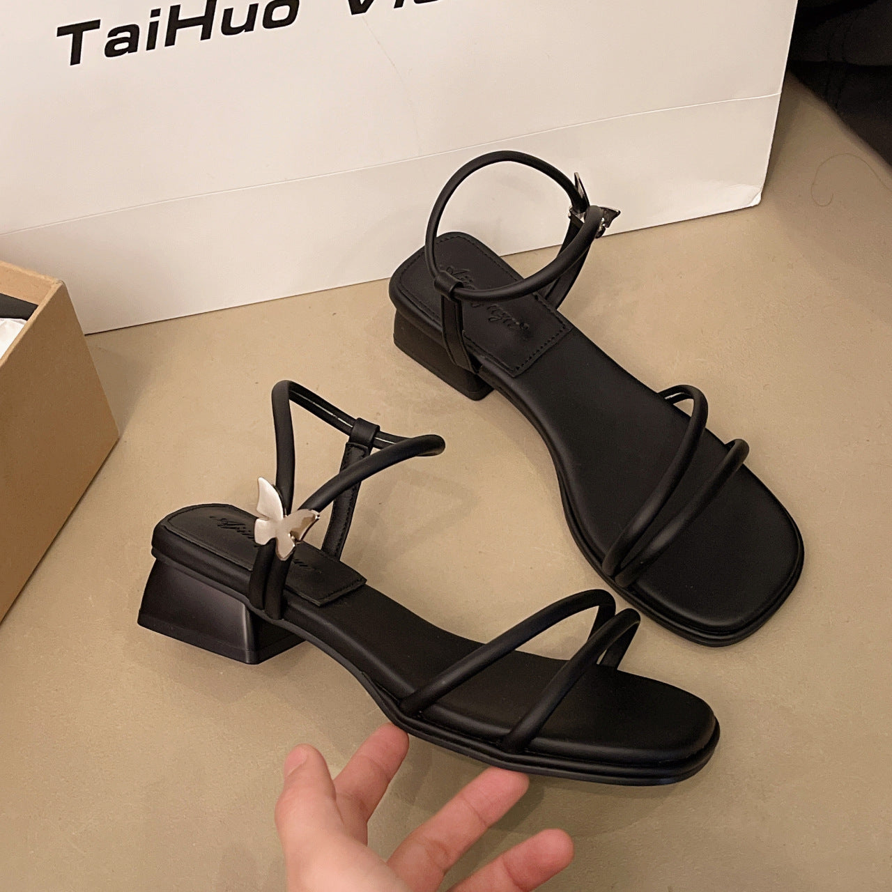 Damen elegante Sandalen mit verziertem Riemendesign und komfortablem Blockabsatz EB