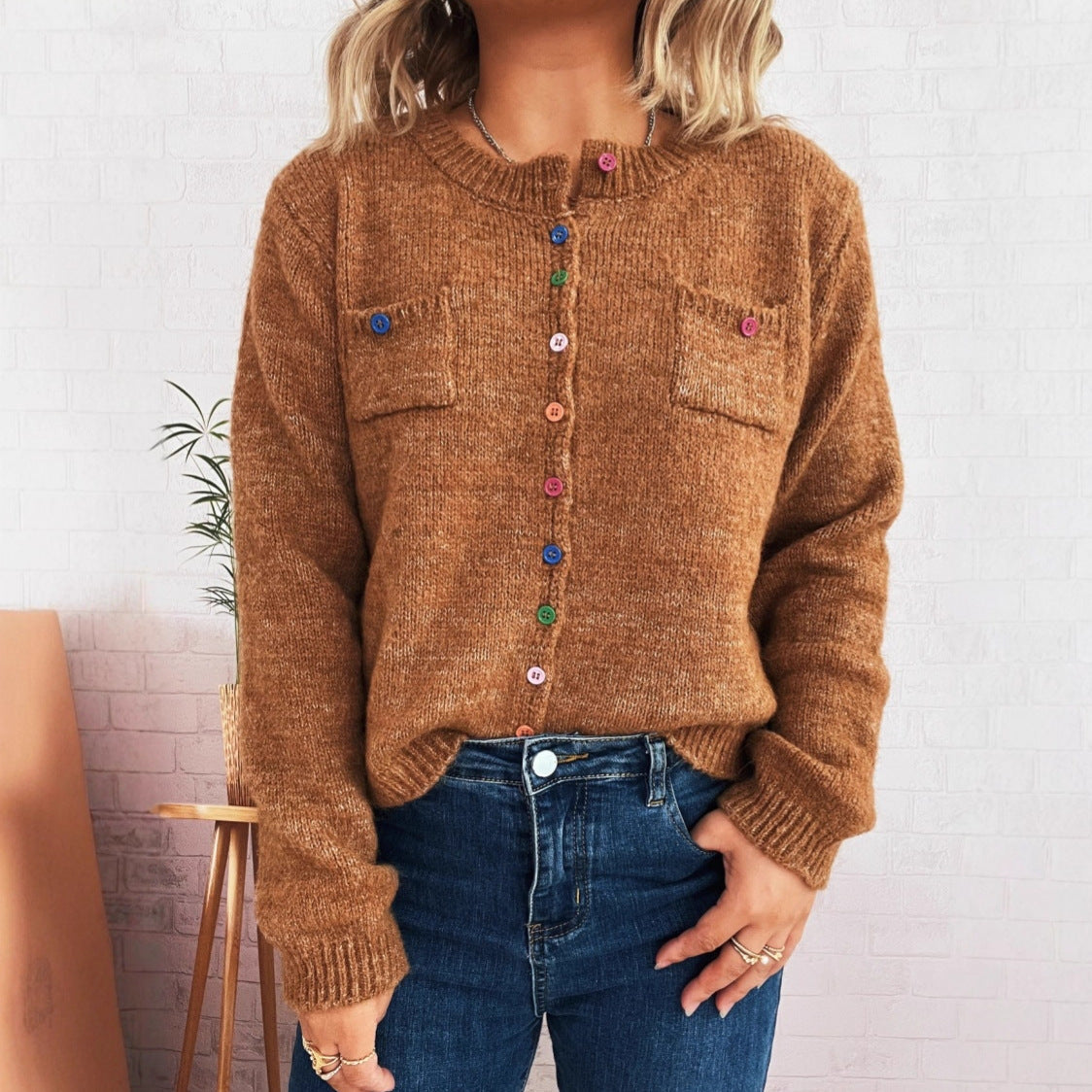 Damen Strickjacke mit bunten Knopfdetails und praktischen Taschen R&B