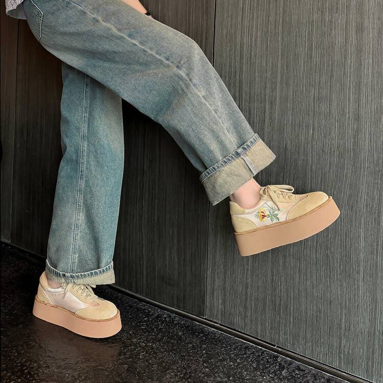 Damen modische Plateau-Sneaker mit floralen Applikationen und dämpfendem Fußbett R&B
