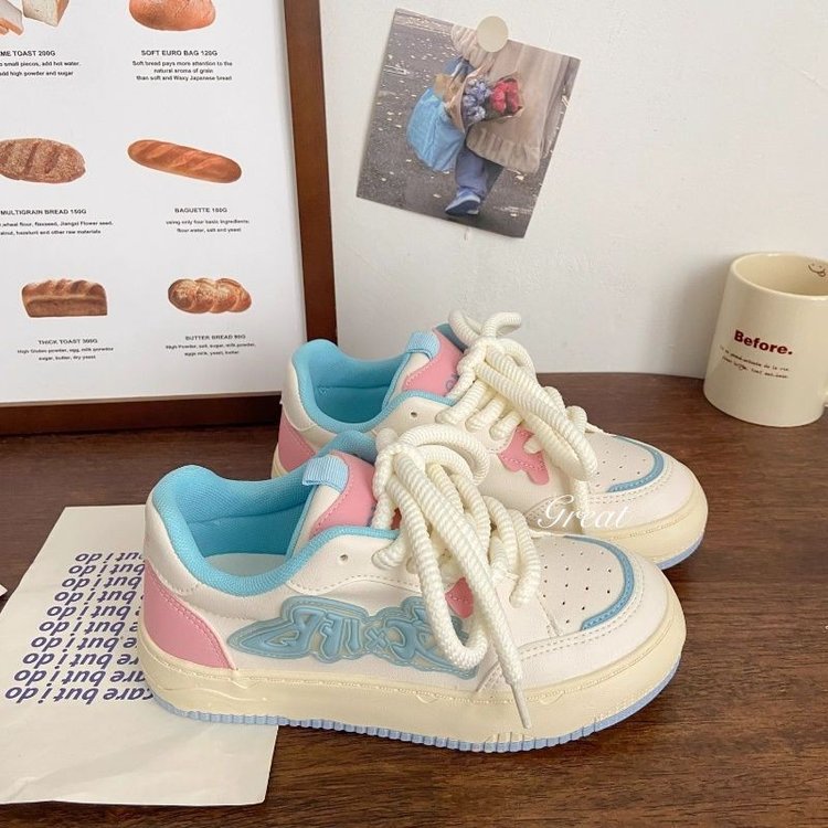 Damen Sneakers mit einzigartigem Design und innovativer Schnürtechnologie R&B