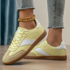 Damen nan retro-inspirierte Sneaker mit niedrigem Schnitt, Gumsohle und Velours-Zehenkappe R&B