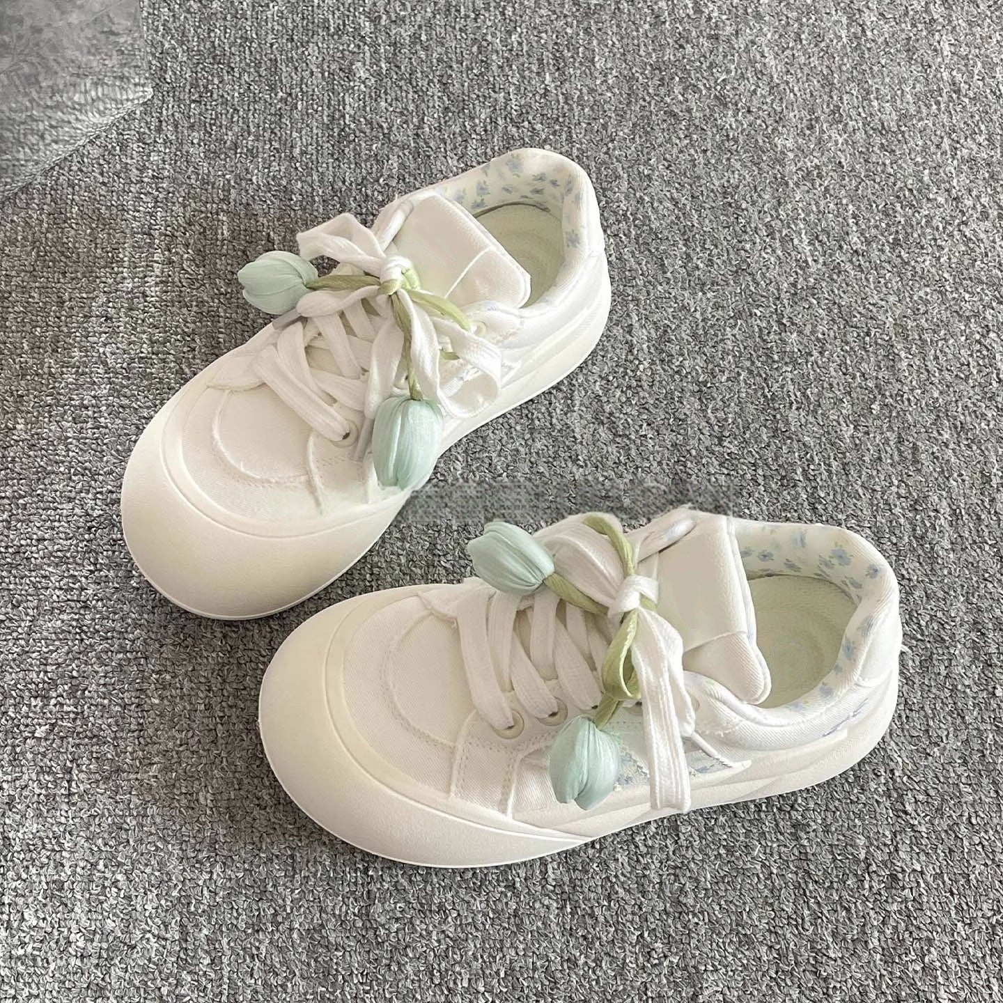 Damen Sneakers mit dekorativen Blütenakzenten und bequemer Polsterung R&B