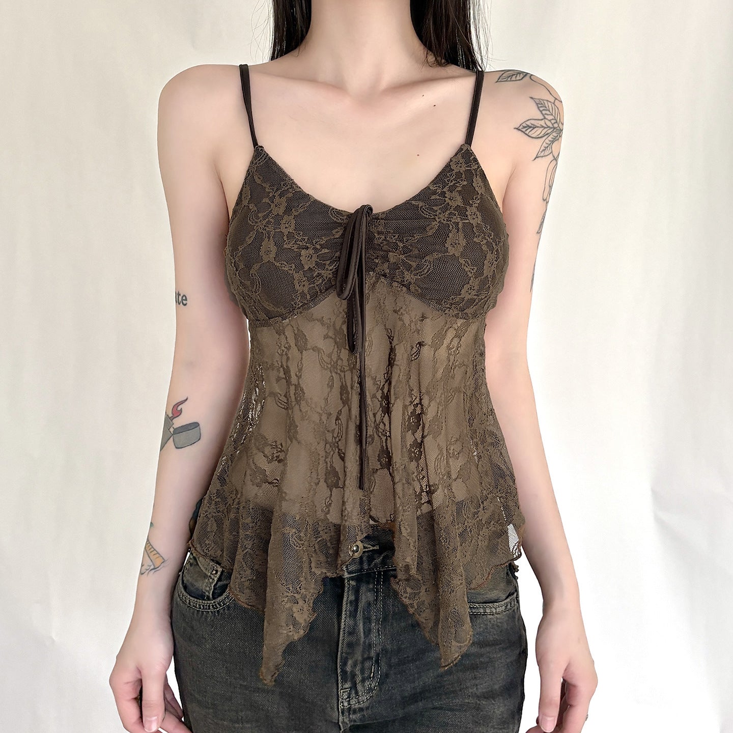 Damen Spitzen-Tanktop mit asymmetrischem Schnitt und dekorativem BindR&Band R&B