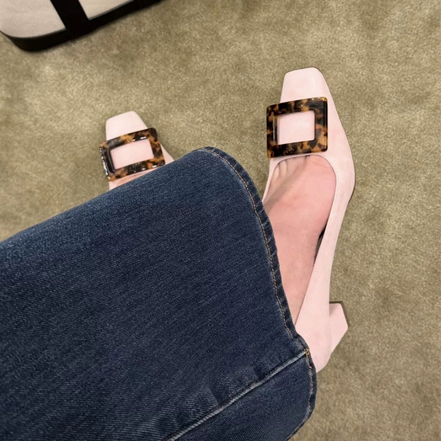 Damen Elegante Pumps mit modischem Blockabsatz und charakteristischem Schließen R&B