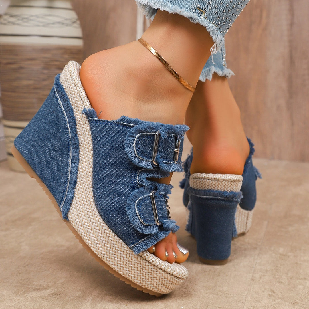 Damen Wedge-Pantoletten mit auffälligen Schnallen und fransigem Denim R&B