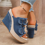 Damen Wedge-Pantoletten mit auffälligen Schnallen und fransigem Denim R&B