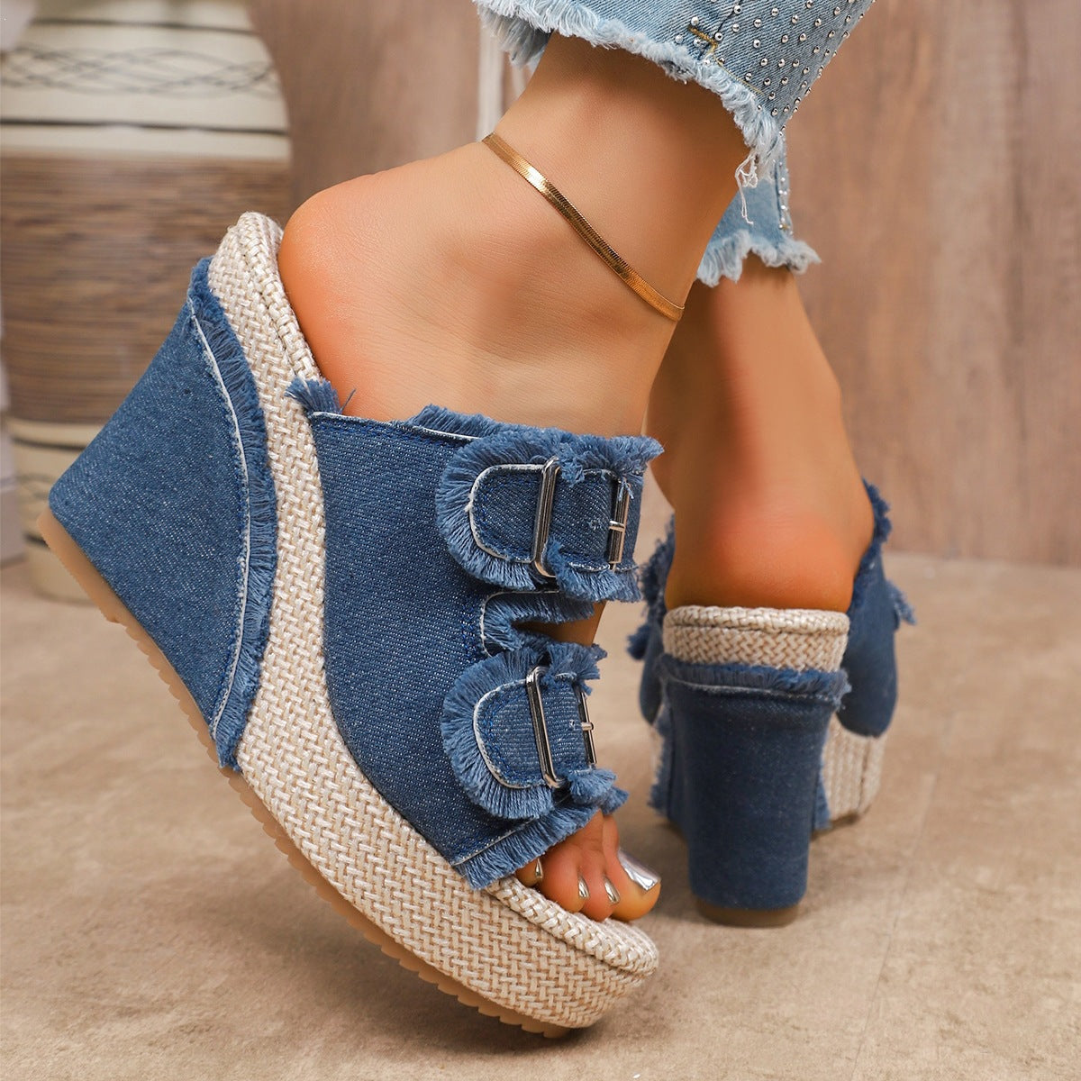 Damen Wedge-Pantoletten mit auffälligen Schnallen und fransigem Denim R&B