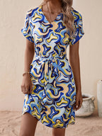 Damen V-Ausschnitt Kleid mit Bindegürtel und modernem Muster