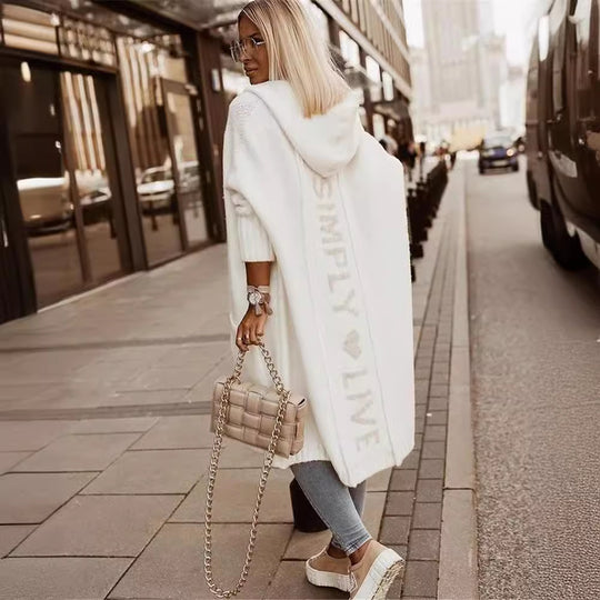 Damen Oversized Strickmantel mit Hoodie und auffälligem Schriftzug R&B