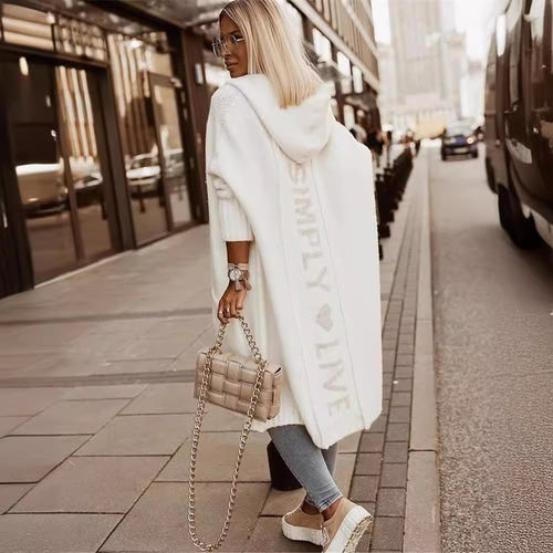 Damen Oversized Strickmantel mit Hoodie und auffälligem Schriftzug R&B