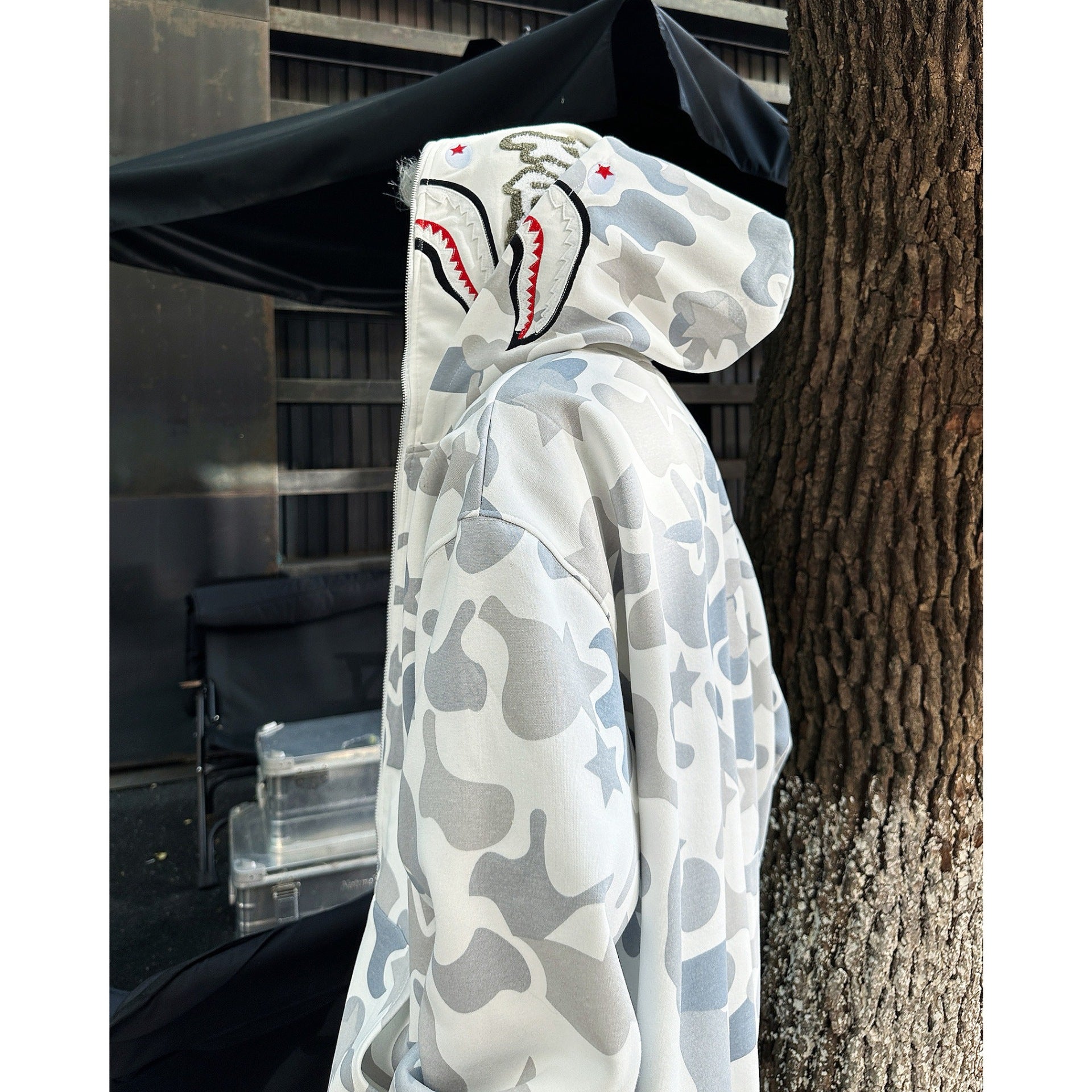 Damen Kapuzenpullover mit einzigartigem Camouflage-Design und aufwendiger Stickerei