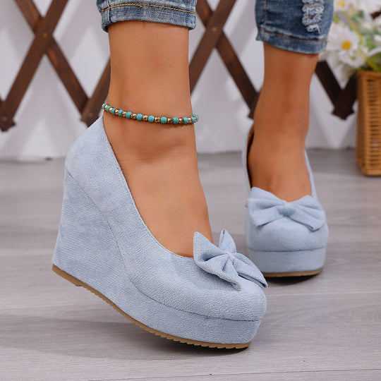 Damen Wedge-Pumps mit zierlichem Riemen und glänzendem Akzent R&B