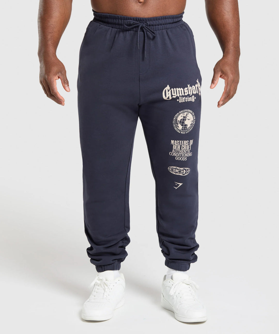 Herren nan konisch geschnittene Baumwollfleece-Sweathose mit elastischem Kordelbund gerippten Beinabschlüssen und großflächigem Logodruck R&B
