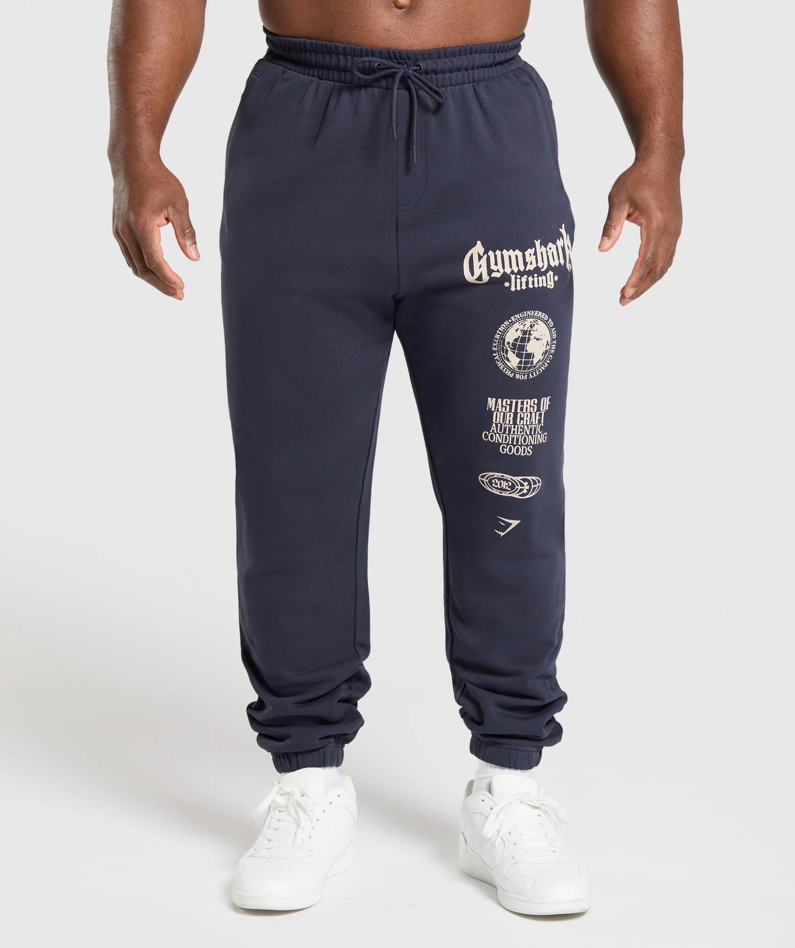 Herren nan konisch geschnittene Baumwollfleece-Sweathose mit elastischem Kordelbund gerippten Beinabschlüssen und großflächigem Logodruck R&B