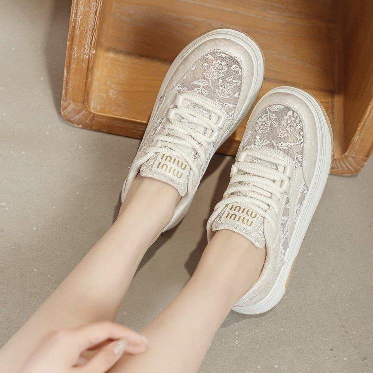 Damen Sneakers mit filigranem Blumenmotiv und gepolsterter Sohle R&B