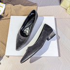 Damen Elegante spitze Pumps mit komfortablem Blockabsatz und stilvollem Schmuck