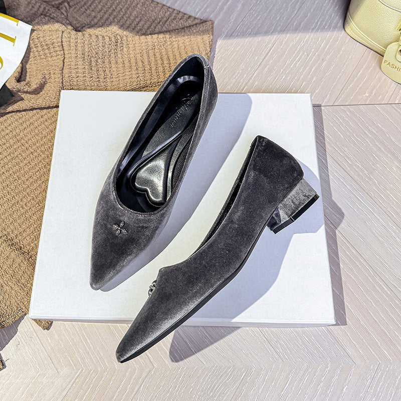 Damen Elegante spitze Pumps mit komfortablem Blockabsatz und stilvollem Schmuck