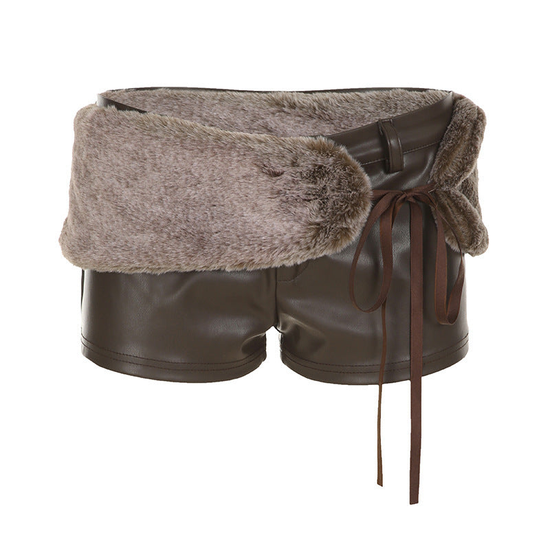 Damen Kunstleder-Shorts mit dekorativen Knopfdetails R&B