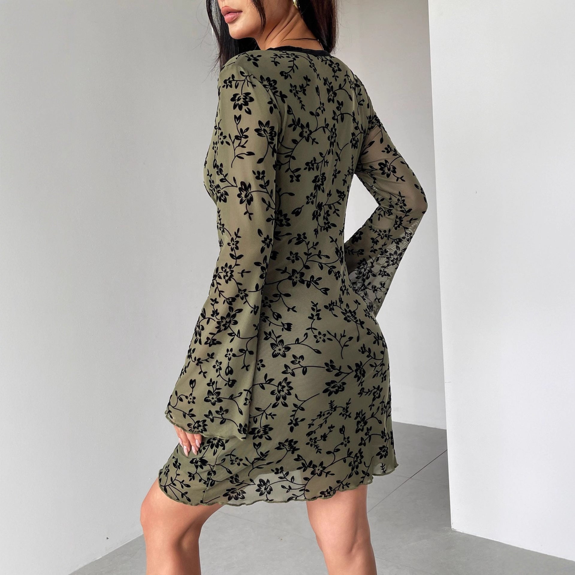 Damen nan tailliertes Netzstoff-Minikleid mit Samtflock-Blütenmuster, tiefem V-Ausschnitt und Schleifenapplikation R&B