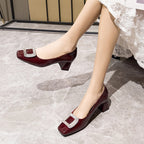 Damen elegante Absatzschuhe mit funkelndem Schmuckdetail