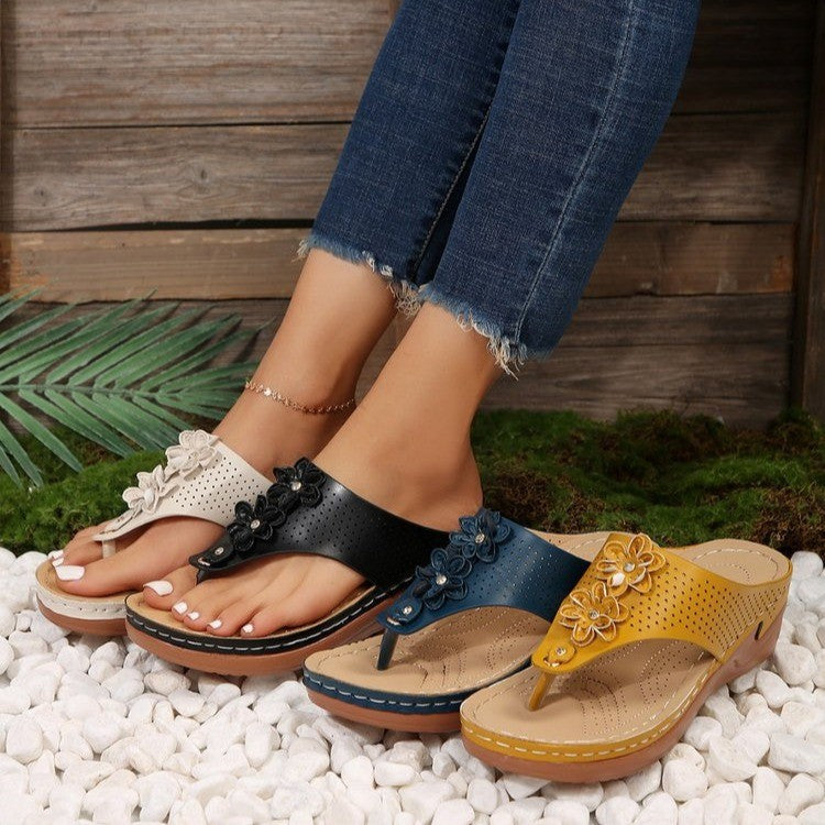 Damen Bequeme Zehentrenner Sandalen mit modischen Blumenapplikationen R&B