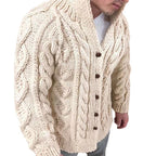 Herren Grobstrickjacke mit klassischem Stehkragen und Knopfverschluss