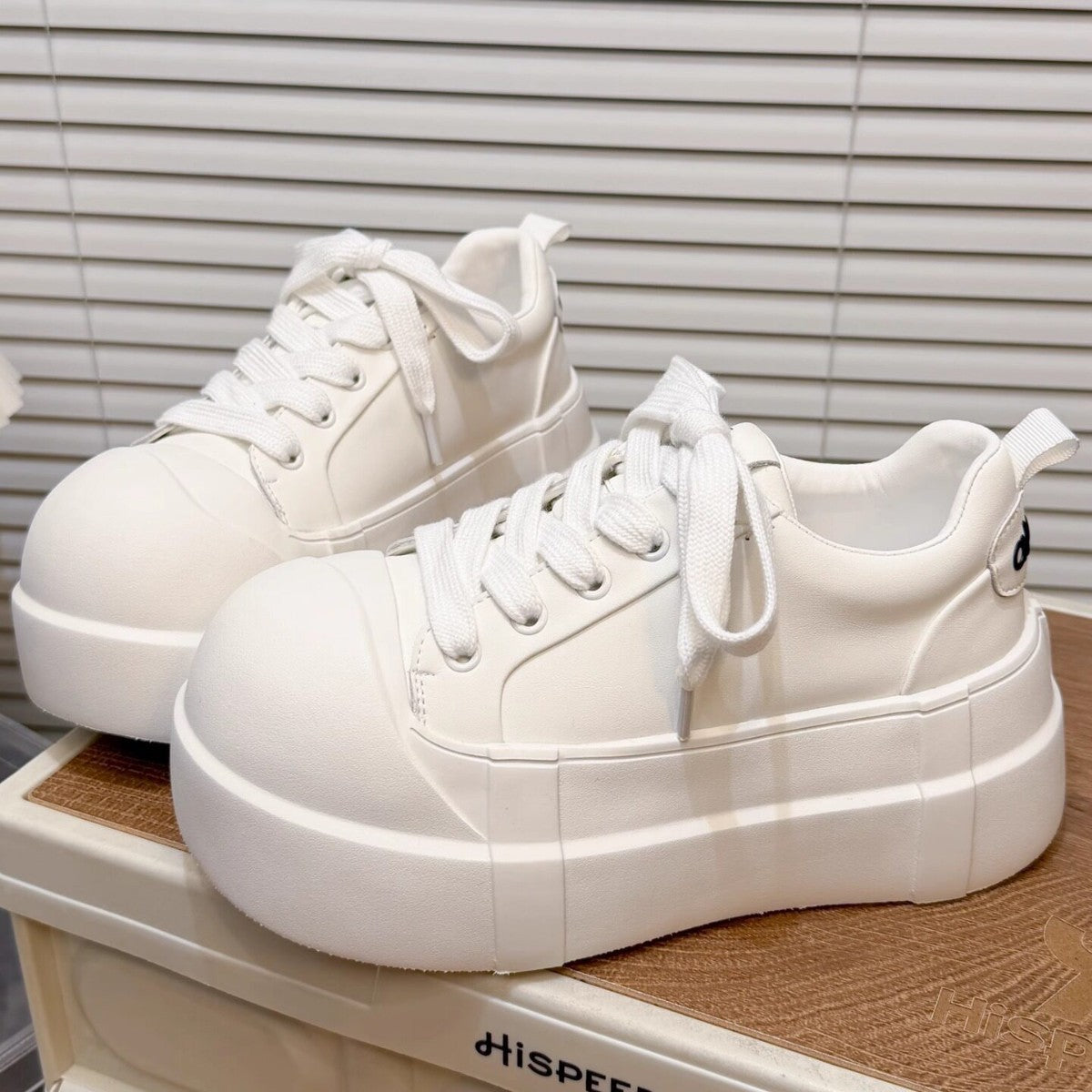 Damen Plattform Sneakers mit trendiger Gummi-Laufsohle und markantem Obermaterial R&B