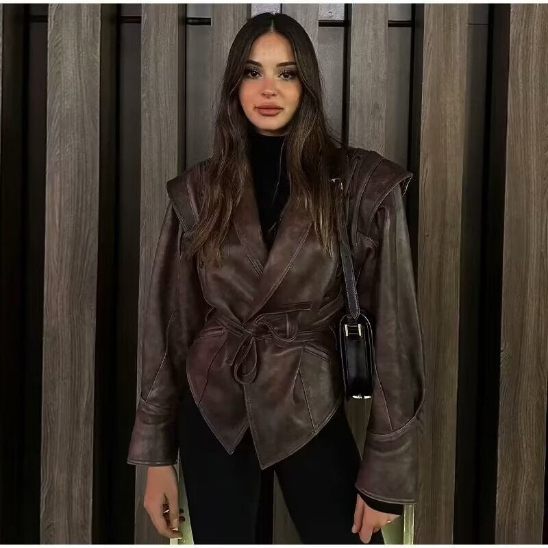 Damen cropped Kunstlederjacke mit Finish und asymmetrischem Kragen R&B