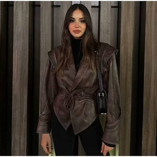 Damen cropped Kunstlederjacke mit Finish und asymmetrischem Kragen R&B