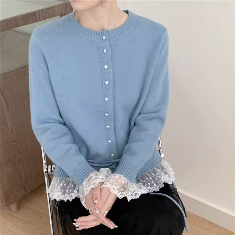 Damen Strickjacke mit Rüschensaum und Perlenknöpfen