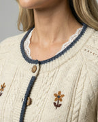 Damen weichfallender Kurz-Strickcardigan mit Puffärmeln, floraler Stickapplikation, Holzknopfleiste und Spitzenbund R&B