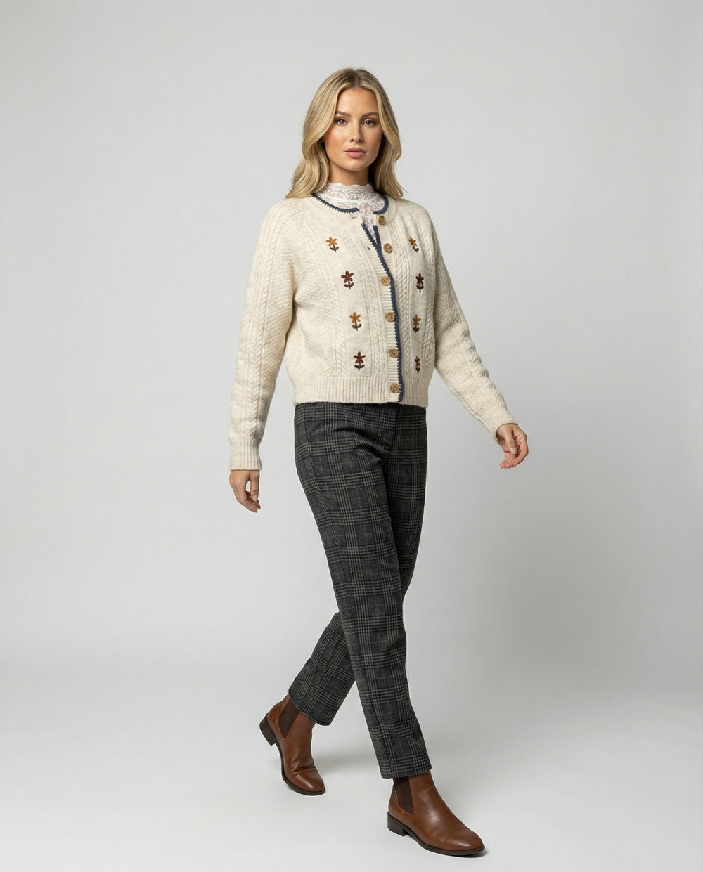 Damen weichfallender Kurz-Strickcardigan mit Puffärmeln, floraler Stickapplikation, Holzknopfleiste und Spitzenbund R&B