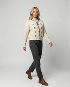 Damen weichfallender Kurz-Strickcardigan mit Puffärmeln, floraler Stickapplikation, Holzknopfleiste und Spitzenbund R&B