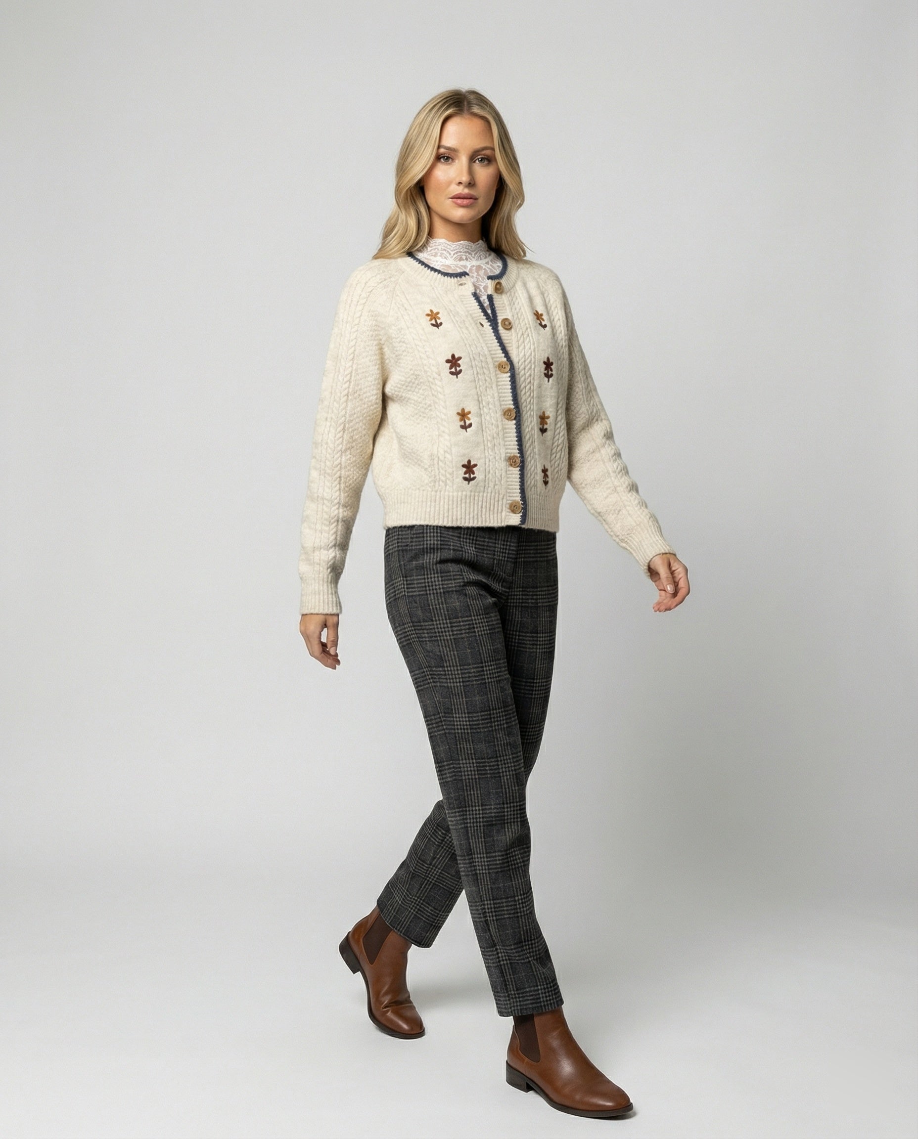 Damen weichfallender Kurz-Strickcardigan mit Puffärmeln, floraler Stickapplikation, Holzknopfleiste und Spitzenbund R&B