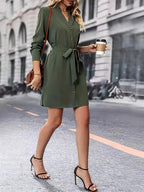 Hemdblusenkleid mit langen Ärmeln und V-Ausschnitt und Gürtel