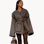 R&B | Taillierte Damenjacke mit Schickem Gürteldesign