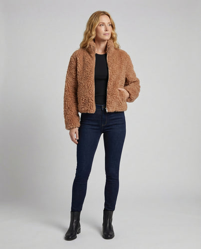 R&B | Kuschelige Teddyjacke in Zimtbraun mit Zipper & Cropped Schnitt