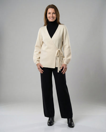 Kuscheliger Wickelcardigan mit weiter Feinstrickhose zweiteiliges Ensemble R&B