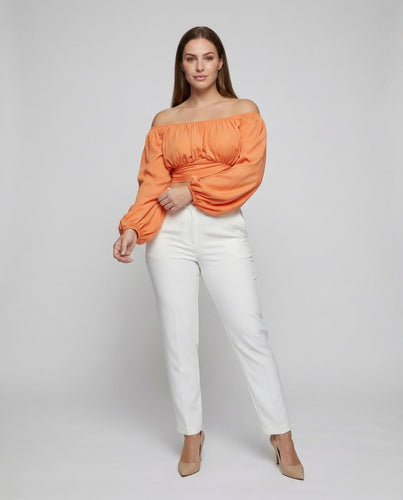 Damen kurzes Carmen-Top mit Ballonärmeln.