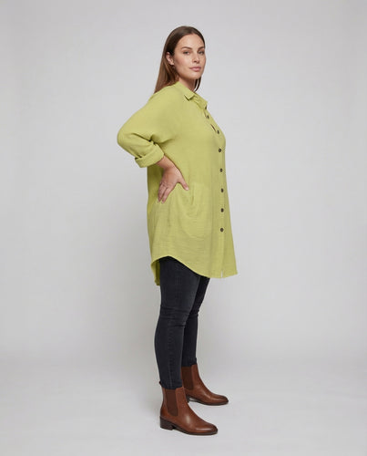 Damen kurzes Hemdblusen-Kleid im Oversize-Stil.
