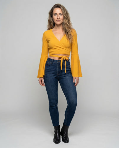 Damen kurzes Wickeltop mit Trompetenärmeln.