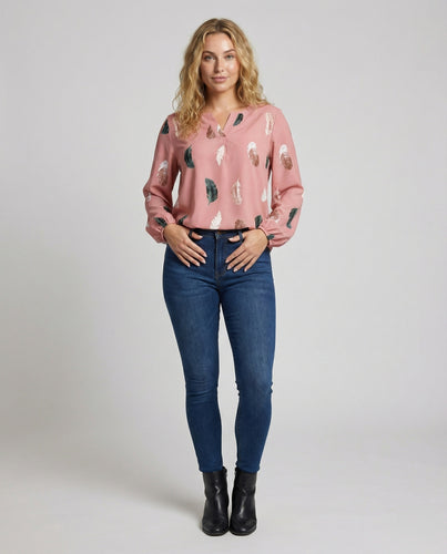 Damen leichte Viskosebluse mit Federprint.