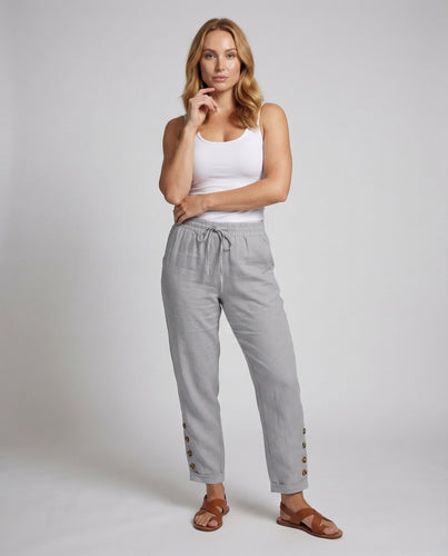 Damen gesmoktes Minikleid mit Rüschenpassé und ausgestelltem Saum.
